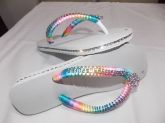 Havaianas decoradas com strass e fio de seda na cor muti cor