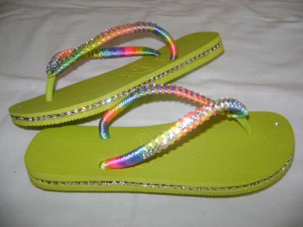 Havaianas decoradas com strass e fio multicolor