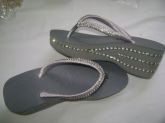 Havaianas decoradas com strass e fio de seda