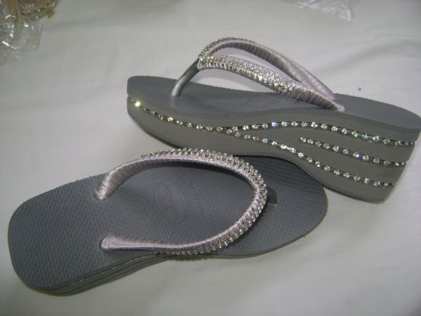 Havaianas decoradas com strass e fio de seda