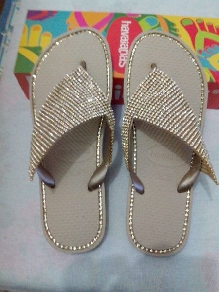 havaianas com manta de strass